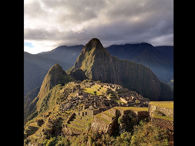 <a href="/mythology/inti_sun.html&lang=sp&dev=">Inti</a> era considerado el dios Sol y el ancestro de los incas. El pueblo inca vivi en Sur Amrica, en el antiguo Per. En los restos de la cuidad de Machu Picchu, es posible ver un reloj de sol que describe el curso del Sol personificado por Inti. Inti y su esposa <a href="/mythology/pachamama_earth.html&lang=sp&dev=">Pachamama</a>, la diosa de la Tierra, era considerados divinidades benevolentes. 
<p><small><em>Imagen cortesa de Martin St-Amant (Wikipedia). Creative Commons Attribution 3.0 Unported License.</em></small></p>