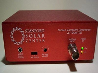 Lado frontal del monitor de Perturbaciones Ionosfricas Sbitas (SID, por sus siglas en ingls), que puede detectar cambios sbitos en la <a href="/earth/Atmosphere/ionosphere.html&edu=high&lang=sp&dev=">ionosfera</a> terrestre causado por <a href="/sun/atmosphere/solar_flares.html&edu=high&lang=sp&dev=">destellos solares</a> y <a href="/sun/solar_activity.html&edu=high&lang=sp&dev=">actividad solar</a> similar.<p><small><em>Imagen cortesa del Stanford SOLAR Center.</em></small></p>